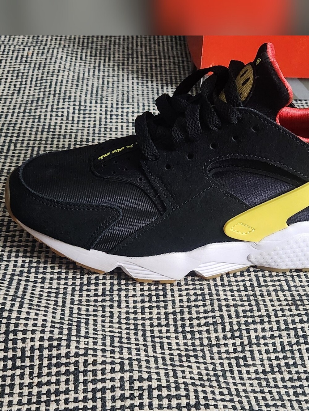 Nike Air Huarache Smiley Face Sneakers Women’s US 8 - Picture 9 of 10
